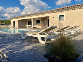 Villa Neuve avec Piscine Privée Chauffée et sa superbe terrasse